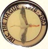 Speld met afbeelding vliegende ooievaar - IWC The Hague 1978-2003