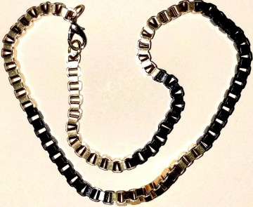 Ketting, twee kleuren (messing en zwart), diameter ca. 18 cm.