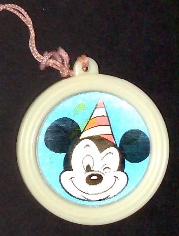 Mickey Mouse in kunstof hangertje met holografisch plaatje