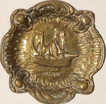 Koperen schaaltje met afbeelding schip en inscriptie