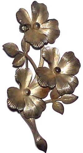 Metalen speld, takje met blad